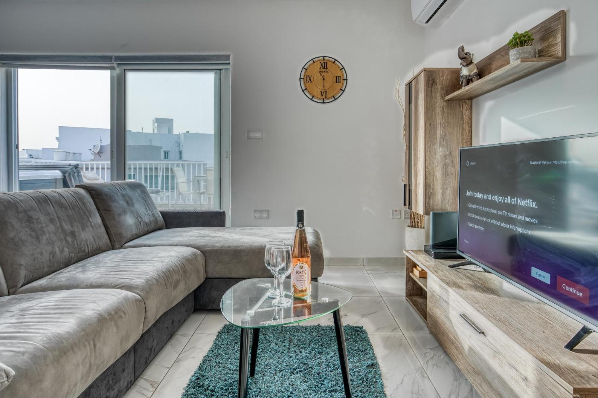 Poseidon Court Penthouse Superior * St. Paul's Bay