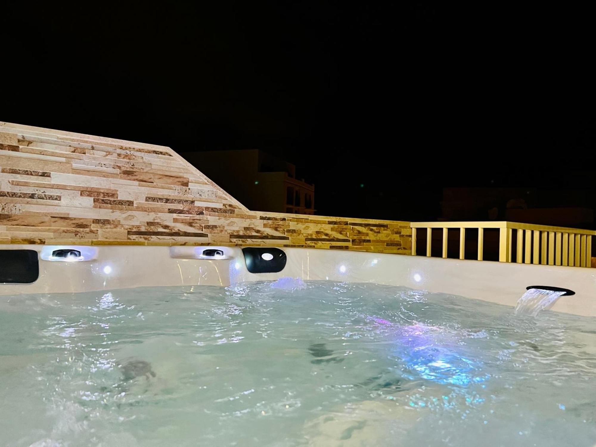 Poseidon Court Penthouse Superior Apartment *